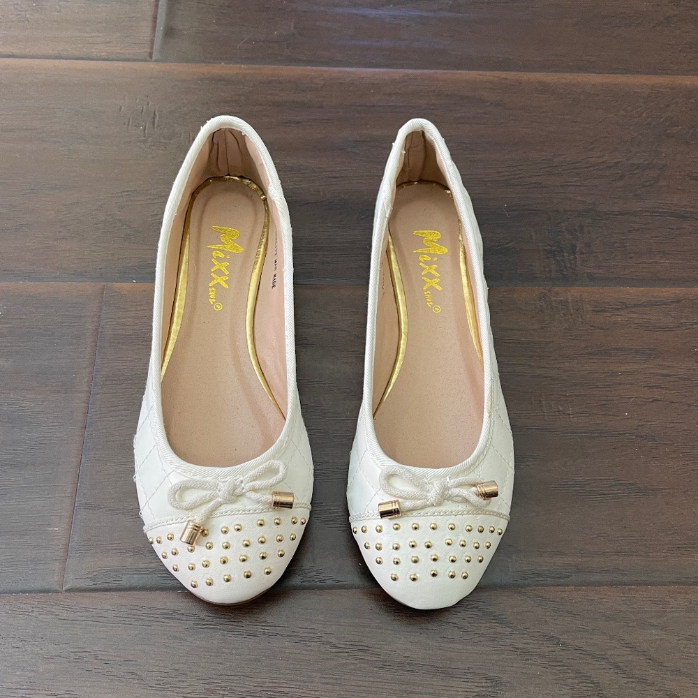 NWOB! MIXX SHUZ White Quilted Ballet Slip-on Flats Women's Size 5.5